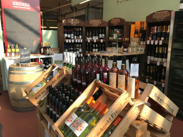 Verkaufsstand der Weinhandlung Bremer in der Markthalle Kassel